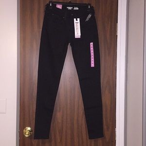 Black Low-Rise Levi Jeans